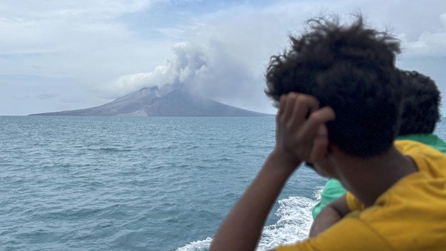 FOTO: Ramai-ramai Tinggalkan Pulau Hindari Letusan Gunung Ruang