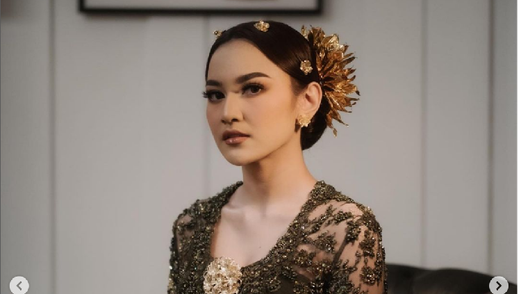 Gaya Mahalini Pakai Kebaya