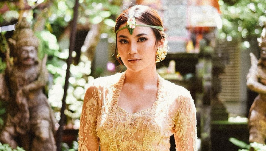 Gaya Mahalini Pakai Kebaya