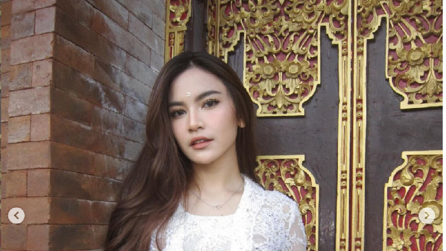 Gaya Mahalini Pakai Kebaya
