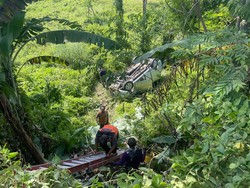 Innova Berisi Satu Keluarga Terjun ke Jurang di Mojokerto