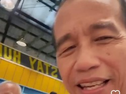 Momen Jokowi Ngevlog Kepedasan Makan Mie Gacoan di NTB