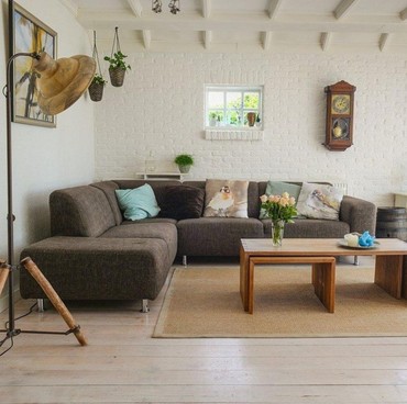 Tips Menata Ruang Tamu yang Menyatu dengan Ruang Keluarga Agar Terasa Nyaman