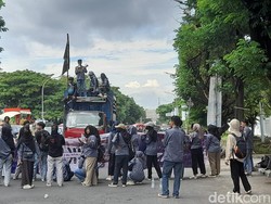 Mahasiswa Makassar Demo Hari Buruh-Hardiknas, Blokade Jalan Sultan Alauddin