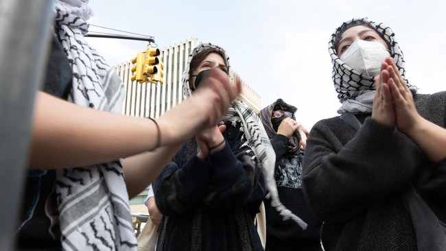 Sebuah video diduga polisi memaksa perempuan melepas jilbab saat demo dukung Palestina di Arizona State University, Amerika Serikat, viral di media sosial.