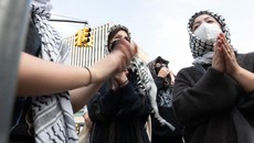 Viral Polisi Paksa Pedemo Pro-Palestina Lepas Jilbab di Kampus AS