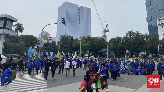 Massa buruh yang tengah memperingati Hari Buruh Sedunia (May Day) mulai memadati area Patung Kuda, Jakarta Pusat pada Rabu (1/5) hari ini.