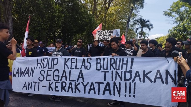 Yayasan Lembaga Bantuan Hukum Indonesia (YLBHI) menilai 10 tahun era pemerintahan Presiden Jokowi membawa dampak buruk bagi kesejahteraan kelompok buruh.