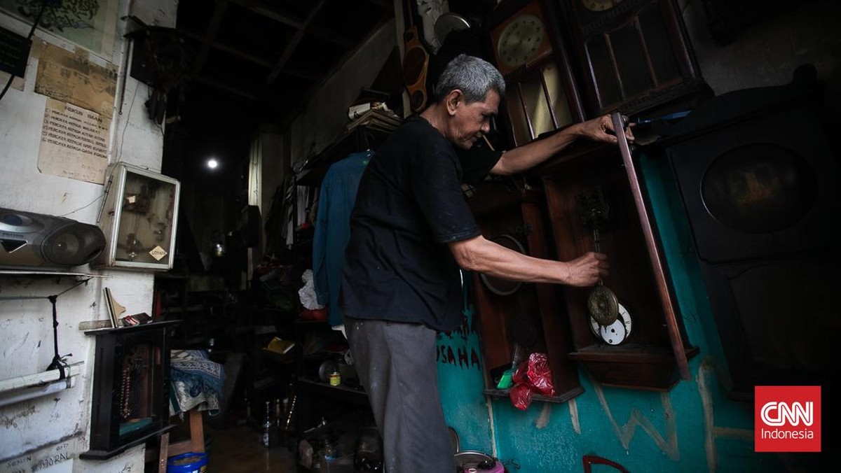 FOTO: Melihat Restorasi Jam Lawas di Jatinegara