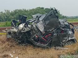 Sedan Terlempar 20 Meter Usai Tertabrak Kereta di Boto Klaten, Satu Orang Tewas