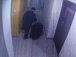 Momen Pembunuh Keluarkan Koper Berisi Mayat Rini di Hotel Bandung