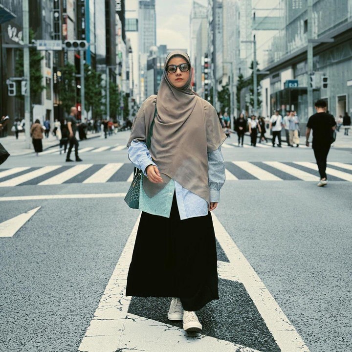 <p><em>Zebra cross</em> di Jepang juga menjadi tempat populer wisatawan berfoto, tak terkecuali Bunda tiga anak ini yang ikut bergaya di tengah jalan dengan kacamata hitamnya. (Foto: Instagram@natasharizkynew)</p>
