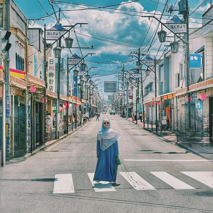<p>Hal tersebut diketahui langsung dari beberapa potret yang diunggah Natasha melalui akun Instagram pribadinya. Ia hanya terlihat mengunggah potret seorang diri dan beberapa foto <em>aesthetic</em> dari tangkapan kameranya. (Foto: Instagram@natasharizkynew)</p>