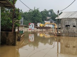 5 Bulan Banjir Tak Surut, Akses Jalan Bulak Barat-Pasir Putih Depok Terputus