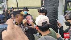 Polisi Mau Rebut Topeng Jokowi dalam Aksi May Day di Makassar