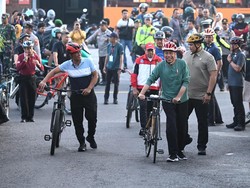 Jokowi Gowes Sepeda Bambu, Sapa Warga di Mataram NTB