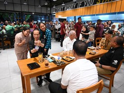 Kala Jokowi Kepedesan Makan Mie Gacoan Bareng Menteri Basuki