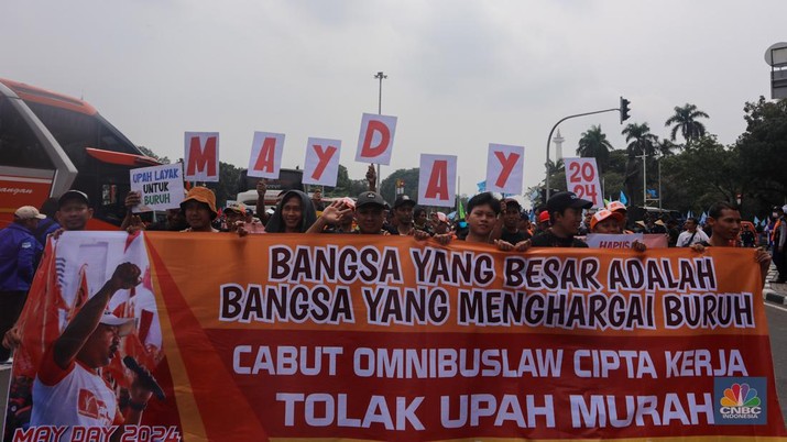 Ratusan buruh melakukan aksi unjuk rasa untuk memperingati May Day di kawasan Patung Kuda, Monas, Jakarta, Rabu (1/5/2024). (CNBC Indonesia/Faisal Rahman)