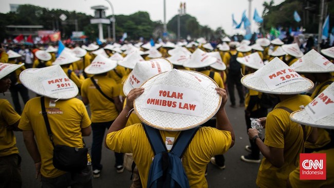 FOTO: Puluhan Ribu Buruh Kepalkan Tangan Peringati May Day di Jakarta