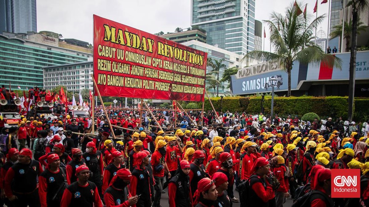 FOTO: Puluhan Ribu Buruh Kepalkan Tangan Peringati May Day di Jakarta