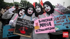 FOTO: Puluhan Ribu Buruh Kepalkan Tangan Peringati May Day di Jakarta
