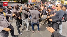 VIDEO: Ricuh dan Bakar Ban Warnai Demo Hari Buruh Mahasiswa Makassar