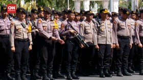 VIDEO: Polisi Surabaya Amankan Hari Buruh Tanpa Senpi dan Gas Air Mata