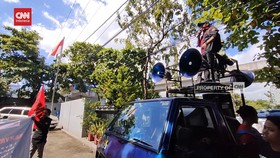 VIDEO: Hari Buruh, Mahasiswa Makassar Tutup Jalan dan Sandera Tronton