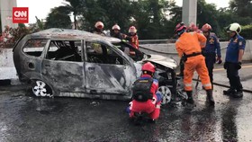 VIDEO: Kecelakaan Tol Cikampek, Minibus Terbakar Ditabrak Pikap