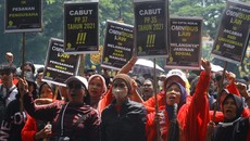FOTO: Buruh di Seluruh Indonesia Lantang Suarakan Hak Pekerja