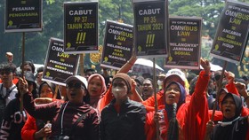 FOTO: Buruh di Seluruh Indonesia Lantang Suarakan Hak Pekerja