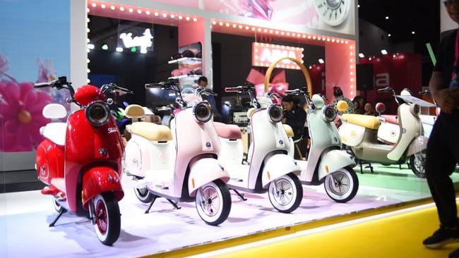 Produsen sepeda motor listrik asal China, AIMA ikut meramaikan PEVS 2024.