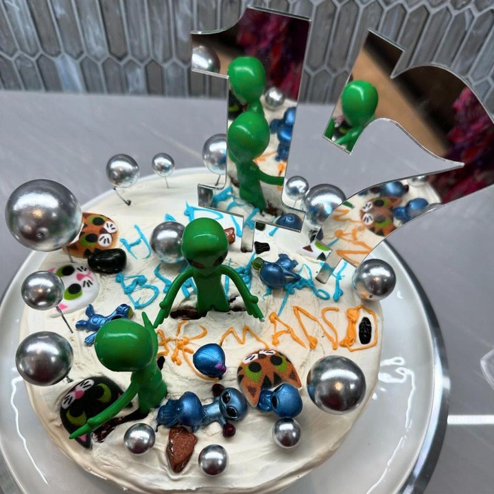 <p>Salah satu hal yang menarik perhatian <em>followers</em> yakni, dua kue tart spesial yang disiapkan oleh Farah Quinn untuk putra tercintanya. Kue pertama didesain dengan unik, ada beberapa bola-bola kristal berwarna silver, serta tulisan angka 17. Tulisan "Happy birthday Armand" dalam kue ini ternyata ditulis oleh adik perempuannya, Amaira. (Foto: Instagram @farahquinnofficial)</p>