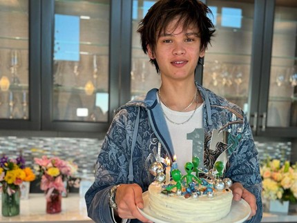 7 Potret Armand Putra Farah Quinn Ultah Ke-17, Ganteng dan Bertubuh Tinggi