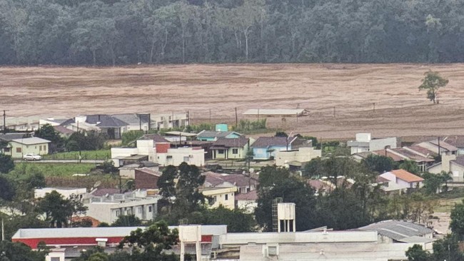 Sedikitnya 10 orang tewas, 21 orang hilang, dan 3.400 warga mengungsi akibat banjir di Brasil selatan sejak Selasa (30/4). 