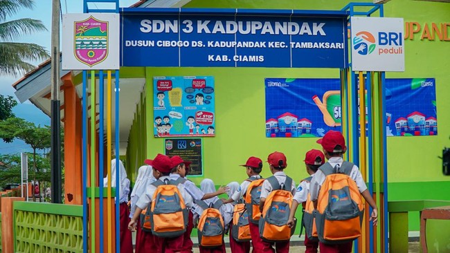 Sebagai bentuk komitmen nyata dalam pendidikan memajukan pendidikan di Indonesia, BRI meluncurkan Program BRI Peduli Ini Sekolahku.