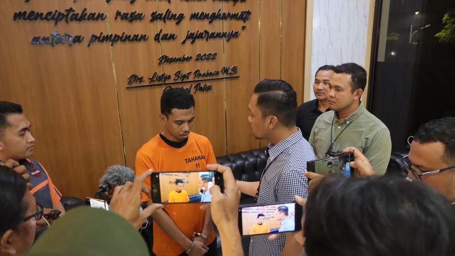 DJ East Blake berbaju tahanan ditampilkan di Polres Metro Jakarta Utara DJ East Blake berbaju tahanan ditampilkan di Polres Metro Jakarta Utara