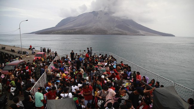 Mengintip Keberanian Warga Bertahan di Tengah Erupsi Gunung Ruang: Melarikan Diri ke Tempat Aman