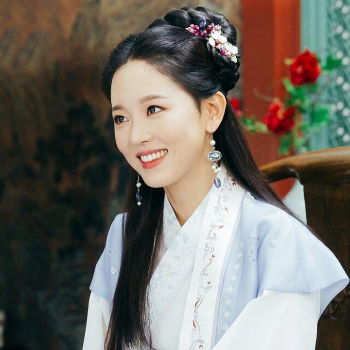 <p>Kang Han Na terjun dalam dunia akting di tahun 2013. Karirnya makin melejit hingga membuatnya tampil dalam drama Korea fantastis <em>Moon Lovers: Scarlet Heart Ryeo</em>. Ia berperan sebagai putri kerajaan yang begitu anggun dan menawan. (Foto: Instagram @k_hanna_)</p>