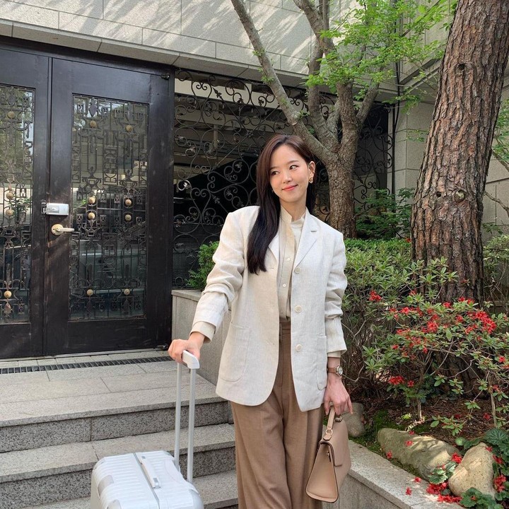 <p>Nama Kang Han Na semakin dikenal saat ia membintangi drama <em>Start-Up</em>. Kemampuan aktingnya banyak dipuji banyak penikmat drama, lho, Bunda. Selain itu, penampilan riasan serta outfitnya dalam drama tersebut juga kerap disanjung. (Foto: Instagram @k_hanna_)</p>