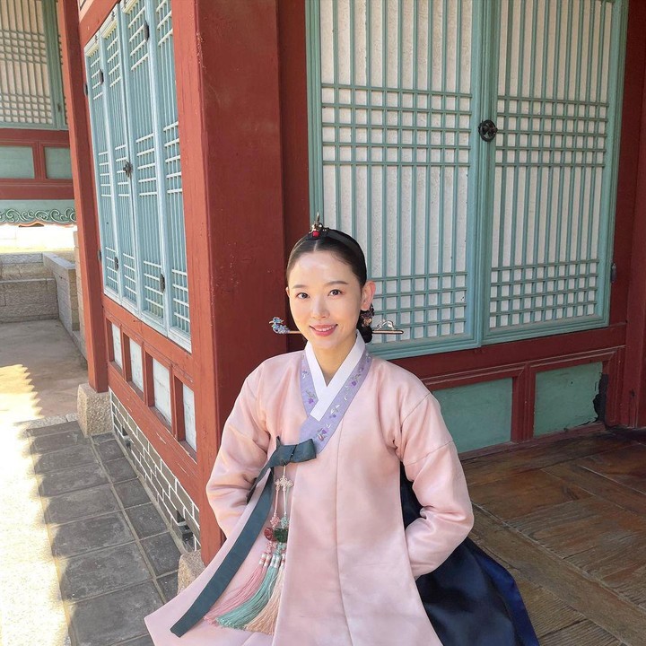 <p>Selanjutnya, aktris ini kembali mendapatkan peran utama dalam drama berlatar belakang sejarah Korea yang berjudul <em>Bloody Heart</em>. Kang Han Na berlakon sebagai Yoo Jung, seorang putri kerajaan yang lahir begitu menawan dan anggun. (Foto: Instagram @k_hanna_)</p>
