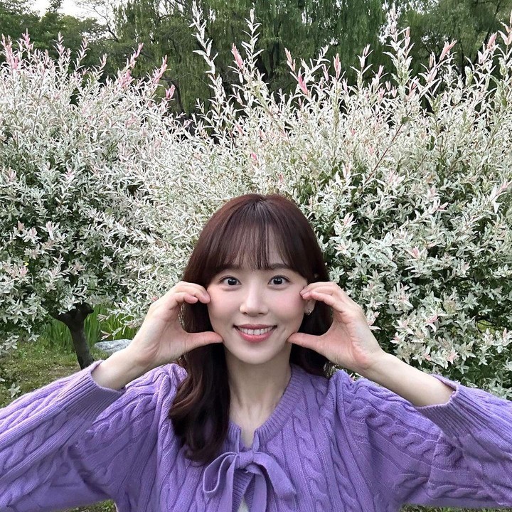 <p>Di tahun 2024 ini, Kang Han Na kembali memberikan suguhan bakat aktingnya dengan berperan di drama Korea <em>Frankly Speaking</em>. Perannya sebagai On Woo Jo, seorang penulis naskah acara TV, adalah sosok yang begitu ceria dan memikat. (Foto: Instagram @k_hanna_)</p>