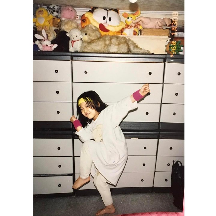 <p>Dari akun Instagram pribadinya, aktris kelahiran tahun 1989 ini membagikan potret dirinya semasa kecil. Kang Han Na cilik berpose penuh percaya diri dengan gayanya yang sangat menggemaskan, Bun. (Foto: Instagram @k_hanna_)</p>