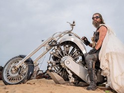 Chris Hemsworth Belain Karakternya di Mad Max, Sutradara: Dia Penjahat Lo!