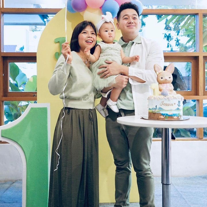<p>Untuk ulang tahun pertama putrinya ini, Greysia membuat dekorasi serba kuning dan hijau. Greysia bersama suami dan anaknya juga kompak mengenakan pakaian berwarna hijau. (Foto: Instagram @greyspolii)</p>