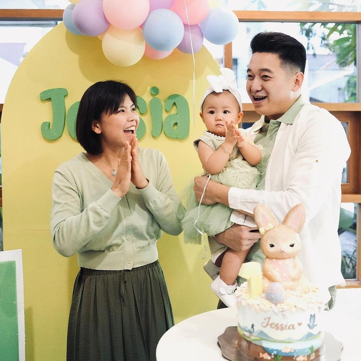 <p>Putri semata wayang mantan pemain bulu tangkis Greysia Polii, Jessia Selah Djimin, merayakan ulang tahun pertamanya, Selasa (30/4/24). Di ultah pertama putrinya ini, Greysia dan suami, Felix Djimin, membuat perayaan sederhana, Bunda. (Foto: Instagram @greyspolii)</p>