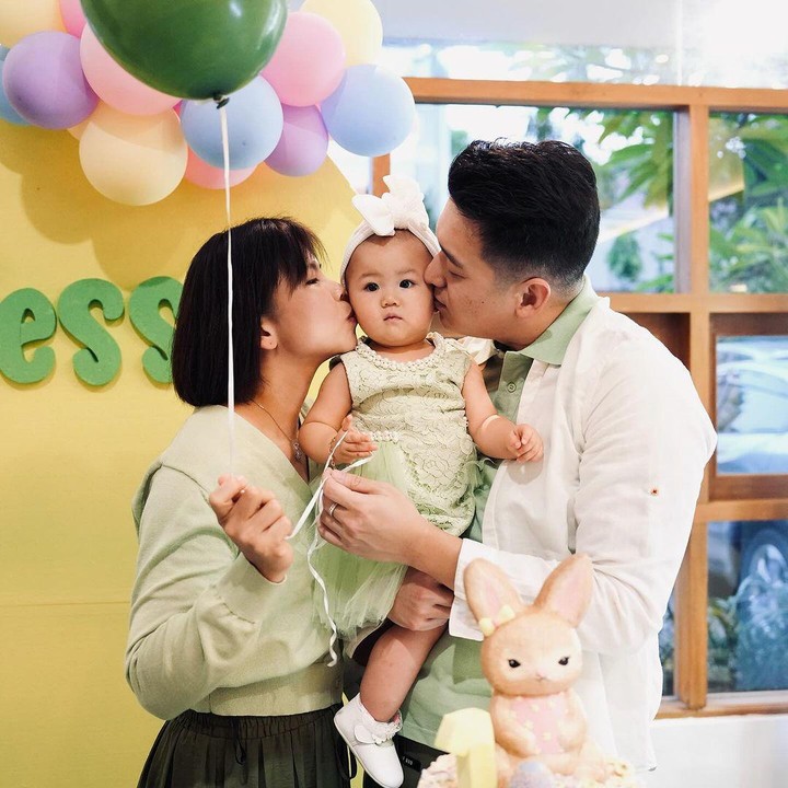 <p>Momen perataan ulang tahun sang putri ini dibagikan Greysia di akun media sosialnya. Tampak Greysia dan sang suami begitu bahagia merayakan pertambahan usia sang putri. (Foto: Instagram @greyspolii)</p>
