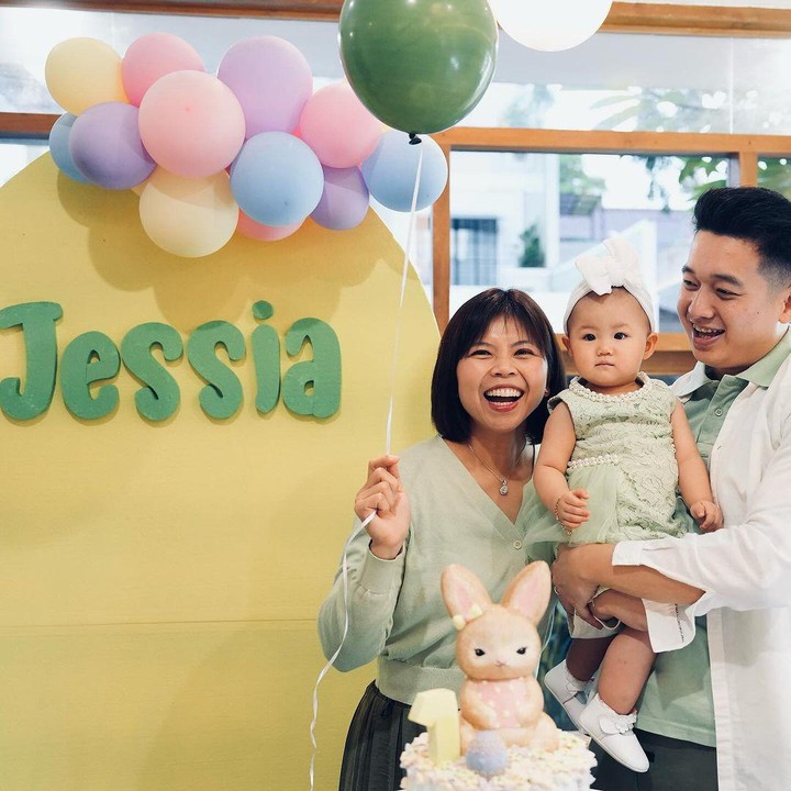 <p>Momen ulang tahun Jessia kali ini begitu spesial. Greysia yang tengah disibukkan dengan urusan pekerjaan di Cina bahkan sampai mengejar pesawat untuk bisa hadir di ulang tahun putrinya ini, Bunda. "Mama ngejar pesawat pulang ke Jakarta hanya untuk <em>gak</em> mau lewatin <em>birthday</em> Jessia," tulis Greysia di Instagram. (Foto: Instagram @greyspolii)</p>