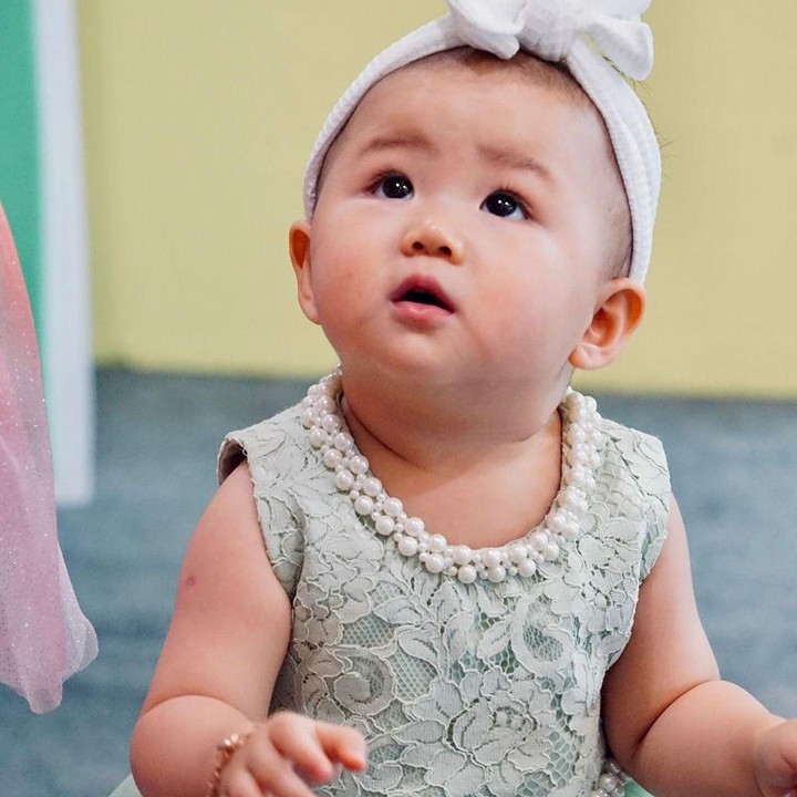<p>Bagi Greysia dan suami, Jessia adalah pemberian paling indah dari Tuhan. Jessia hadir saat Greysia memutuskan pensiun dari dunia bulu tangkis. "Bagi kami berdua anak adalah pemberian Tuhan yang paling indah. Terimakasih sayang Jessia sudah jadi anak yang sangat pengertian terhadap papa mama dan orang sekitar. Mama papa berdoa Jessia selalu ada dalam lindungan Tuhan sekarang sampai selamanya." (Foto: Instagram @greyspolii)</p>