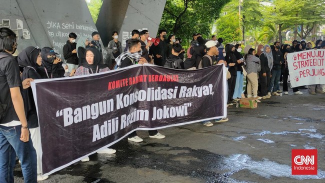 Polisi membubarkan aksi mahasiswa yang memperingati Hardiknas di Makassar. Puluhan mahasiswa ditangkap polisi di dua lokasi.